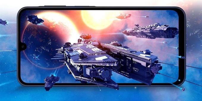 M&agrave;n h&igrave;nh Super AMOLED 6.7 inch